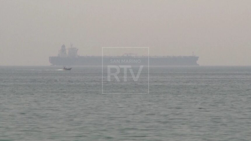 Stretto di Hormuz, l’Iran limita il passaggio a 15 navi al giorno. Trump: “Non è l’accordo previsto”