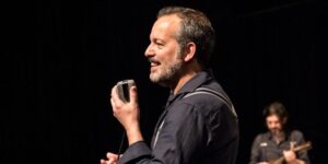 Al Teatro Titano Mario Perrotta racconta la felicità di Modugno in ‘Nel blu’