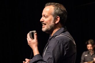 Al Teatro Titano Mario Perrotta racconta la felicità di Modugno in ‘Nel blu’