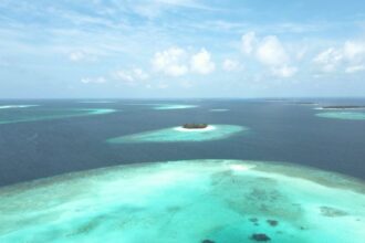 Il paradosso della crisi: voli per le Maldive a 250 euro ma rischio stangata per mete europee