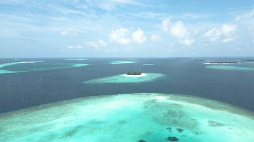 Il paradosso della crisi: voli per le Maldive a 250 euro ma rischio stangata per mete europee