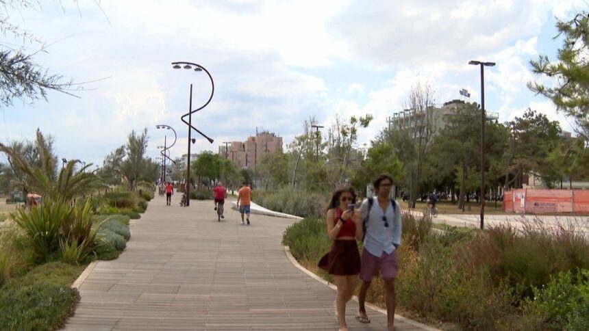 Strappano collanina a turista in pieno giorno, giovane arrestato grazie all’intervento di un passante