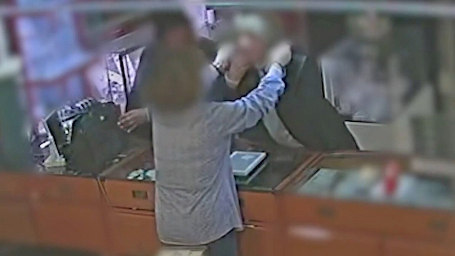 Banda italiana smantellata in Spagna: 21 furti in gioielleria | VIDEO 13 aprile 2026 Arrestate quattro persone tra cui due donne: colpi per oltre 500mila euro con una tecnica sofisticata