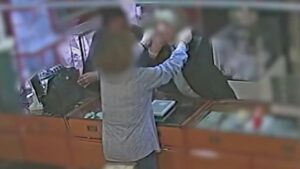 Banda italiana smantellata in Spagna: 21 furti in gioielleria | VIDEO 13 aprile 2026 Arrestate quattro persone tra cui due donne: colpi per oltre 500mila euro con una tecnica sofisticata