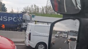 Scontro tra due camion sull’A14 tra Riccione e Rimini sud: un ferito trasportato in eliambulanza, traffico in tilt