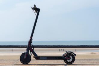 Monopattini elettrici, dal 16 maggio obbligo di targa e assicurazione