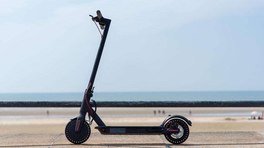Monopattini elettrici, dal 16 maggio obbligo di targa e assicurazione