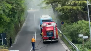 Pullman turistico in fiamme a Borgo Maggiore