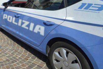 Rimini, scolaresca ospitata in hotel chiuso ma ancora operativo e senza registrazione degli ospiti: denunciato il titolare