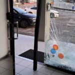 Furto con spaccata nella notte a Serravalle. Auto sfonda la vetrata e i ladri fanno razzia