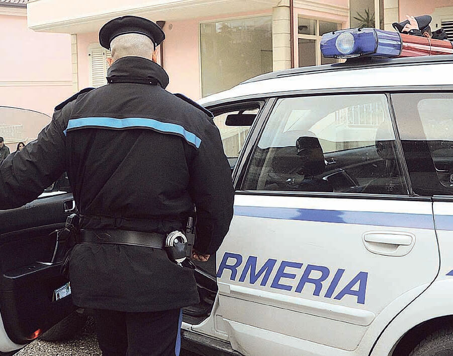 Cronaca, San Marino. Assalto notturno alla Sanottica di Serravalle: vetrina sfondata con un’auto e migliaia di euro di danni