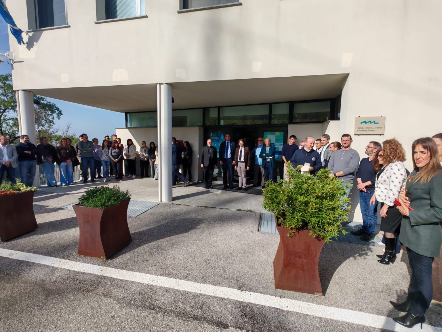 San Marino. Il valore del servizio e la cura del bene comune: visita del Vescovo Domenico Beneventi alla sede dell’AASS