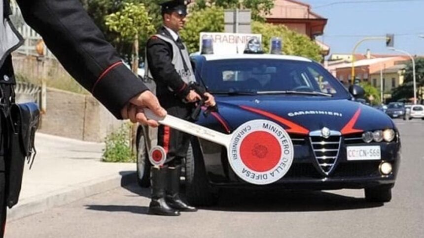 Litiga con l’autista del bus, prende le chiavi e le getta fuori: denunciato