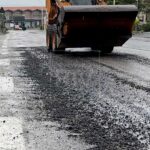 Borgo Maggiore, camion perde carico: scia di materiale per 200 metri [VIDEO]