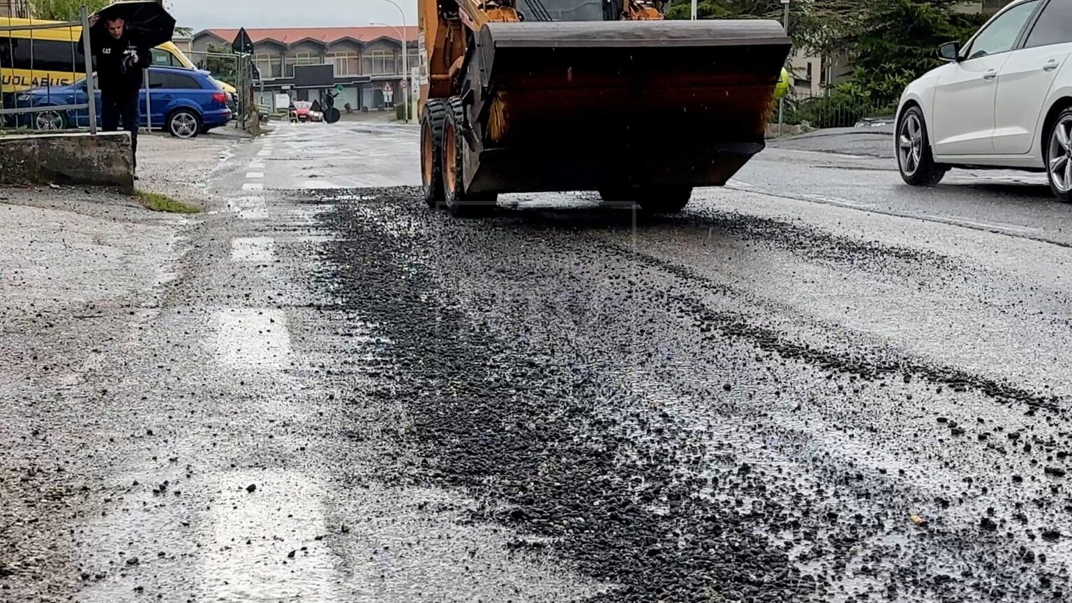 Borgo Maggiore, camion perde carico: scia di materiale per 200 metri [VIDEO]