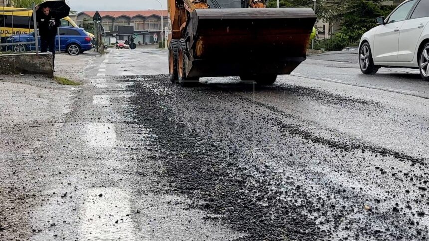 Borgo Maggiore, camion perde carico: scia di materiale per 200 metri [VIDEO]