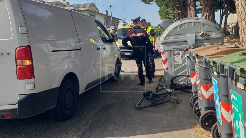 Ciclista travolto da un furgone sulla strada per Riccione: elitrasportato in gravi condizioni al Bufalini
