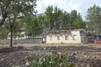 L’ex Colonia non c’è più. Demolizione quasi ultimata, poi la piazza sul mare