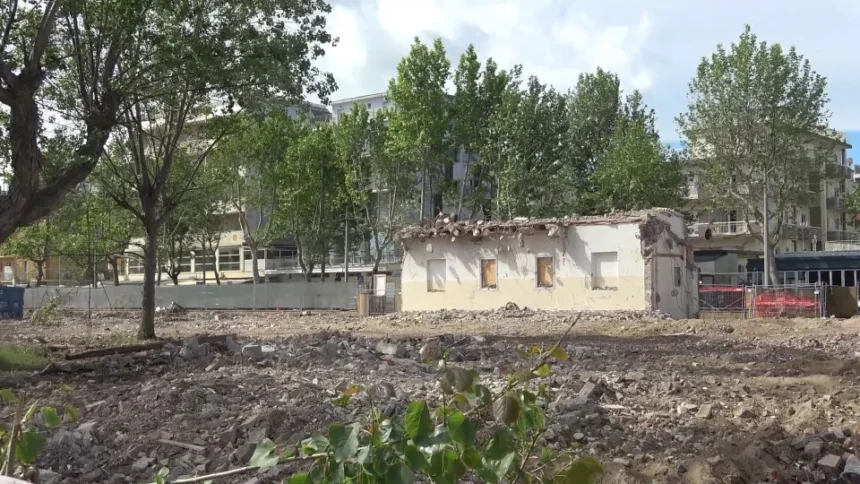 L’ex Colonia non c’è più. Demolizione quasi ultimata, poi la piazza sul mare