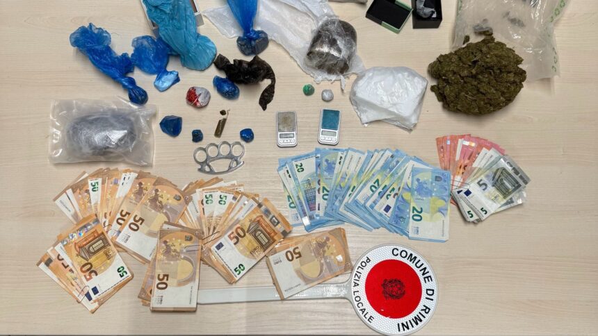 Viserba, maxi sequestro di droga in appartamento: arrestato un trentenne con oltre 1,7 chili di stupefacenti