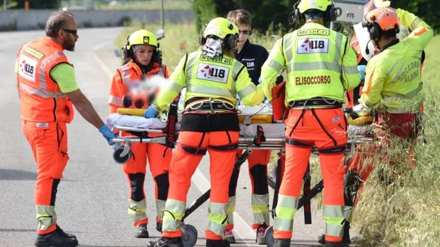 Il frontale con un’auto, poi la carambola: deceduto motociclista