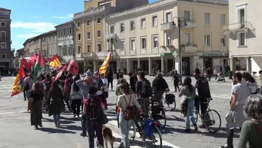 Sciopero USB. Una manifestazione a Rimini: più welfare, meno spese militari