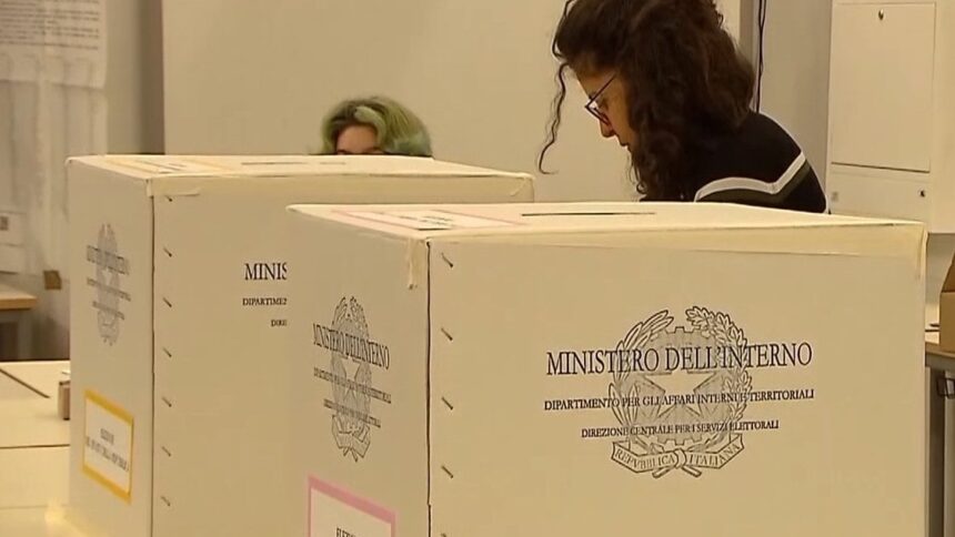 Amministrative, affluenza in calo in tutta Italia: urne aperte fino alle 15
