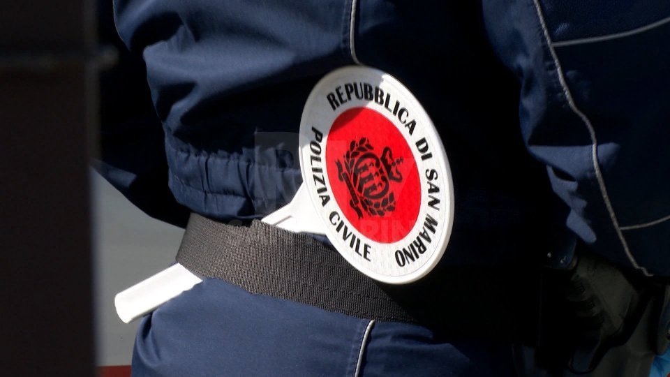 Ubriaco e senza documenti in centro storico, chiedeva denaro e disturbava i passanti: denunciato e allontanato