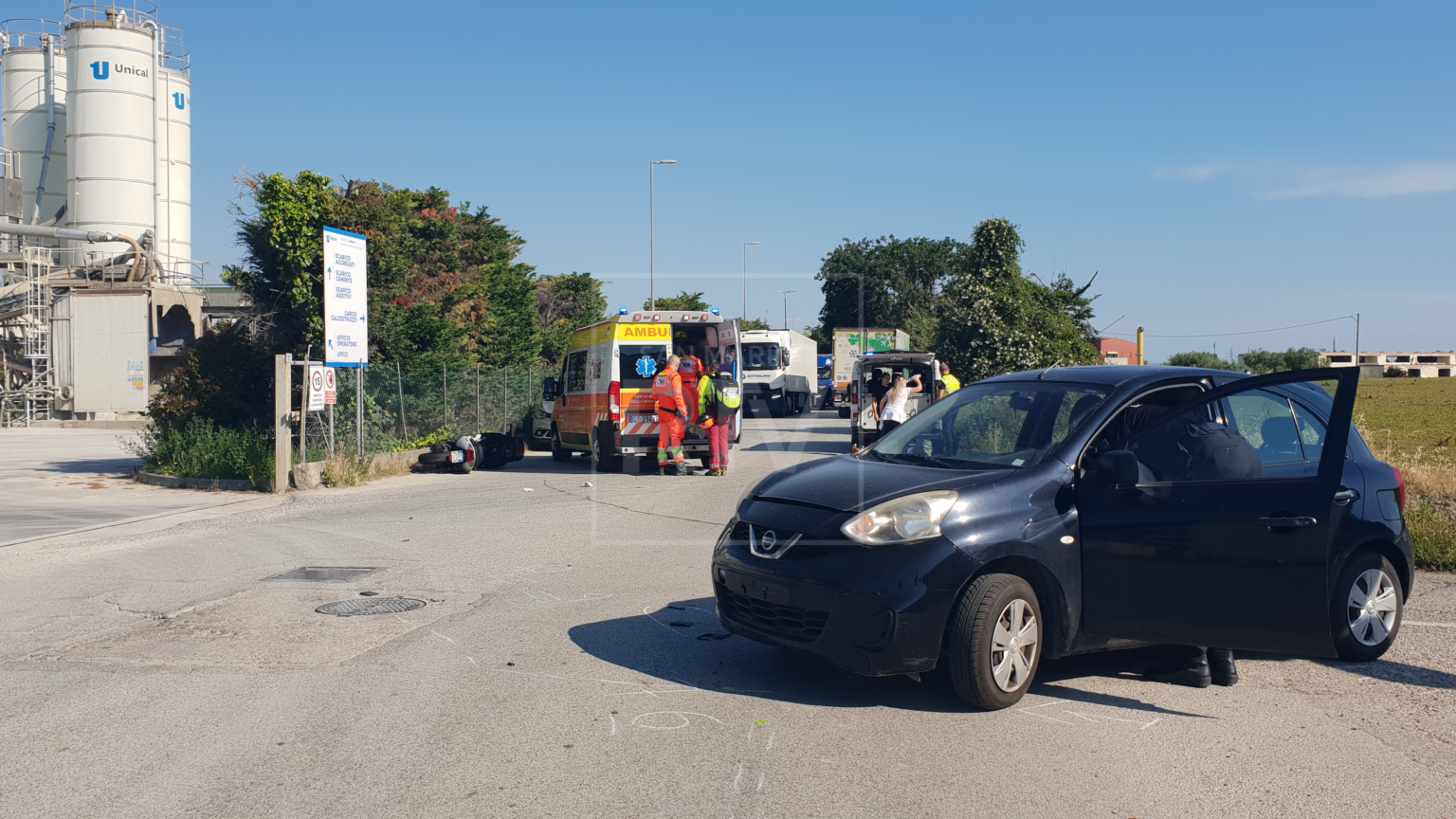 Schianto tra auto e moto in via Raibano: motociclista elitrasportato al Bufalini