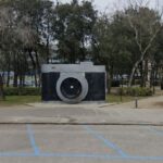 Rimini restaura “Fellinia”: nuova vita alla storica macchina fotografica di Marina Centro 27 maggio 2026 Via al recupero del simbolo felliniano davanti al Grand Hotel: la struttura, danneggiata da ruggine e salsedine, tornerà ai colori originali dopo il restyling approvato dalla Soprintendenza