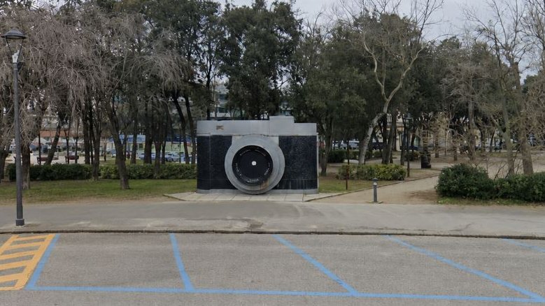 Rimini restaura “Fellinia”: nuova vita alla storica macchina fotografica di Marina Centro 27 maggio 2026 Via al recupero del simbolo felliniano davanti al Grand Hotel: la struttura, danneggiata da ruggine e salsedine, tornerà ai colori originali dopo il restyling approvato dalla Soprintendenza