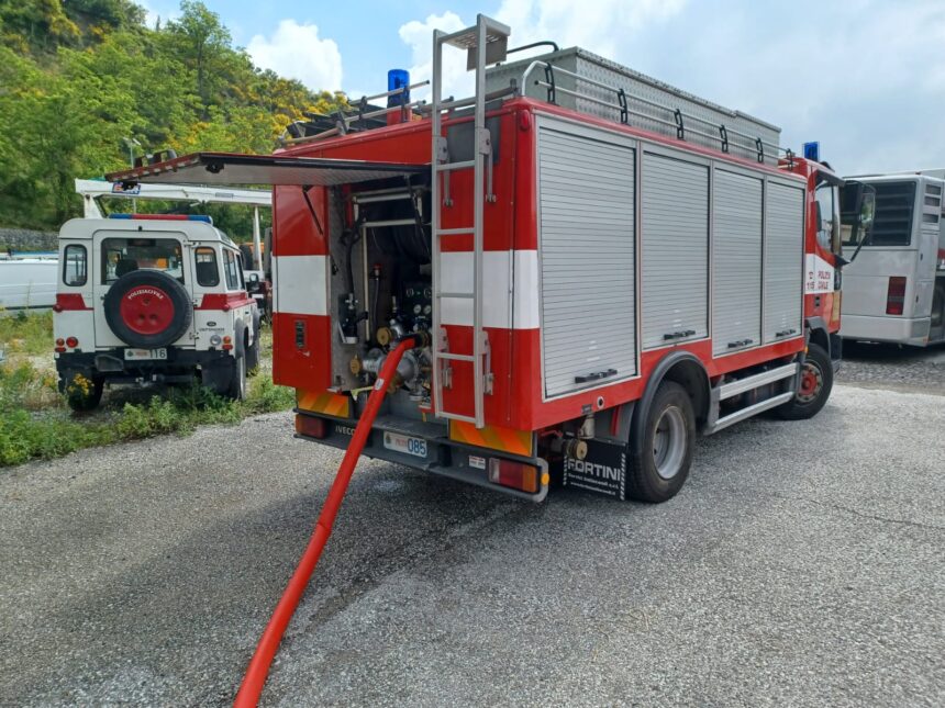 Incendio nei pressi di un capannone, fiamme domate in un paio d’ore