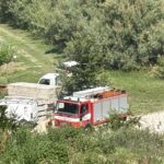 Incendio nei pressi di un capannone, i dettagli resi noti dalle Polizia civile. Fiamme innescate da scintille causate dal taglio di profilati