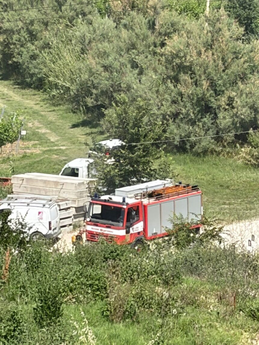 Incendio nei pressi di un capannone, i dettagli resi noti dalle Polizia civile. Fiamme innescate da scintille causate dal taglio di profilati