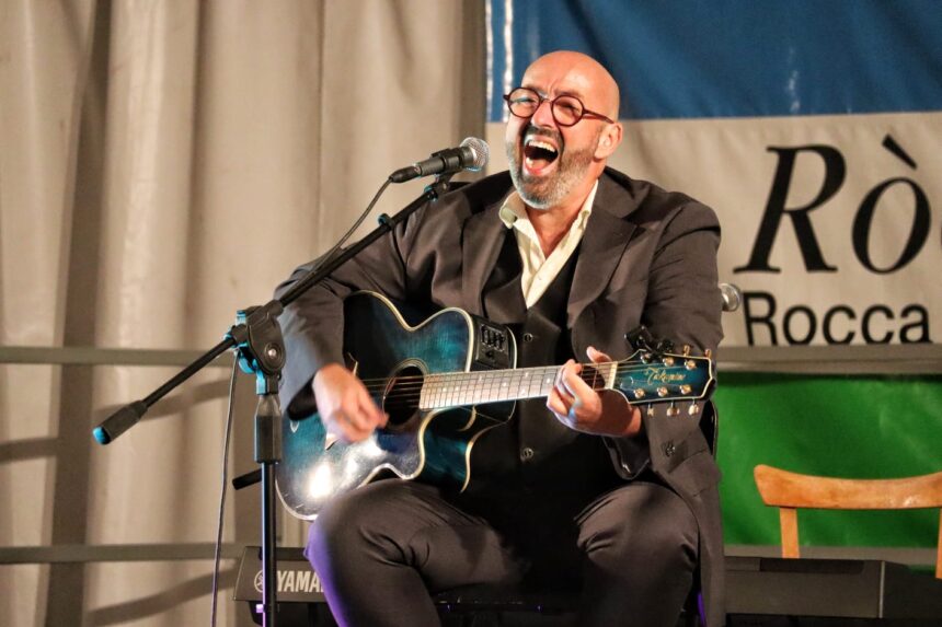 San Marino, Dogana. Michele Fenati porta in piazza lo spettacolo Lucio dedicato a Dalla e Battisti