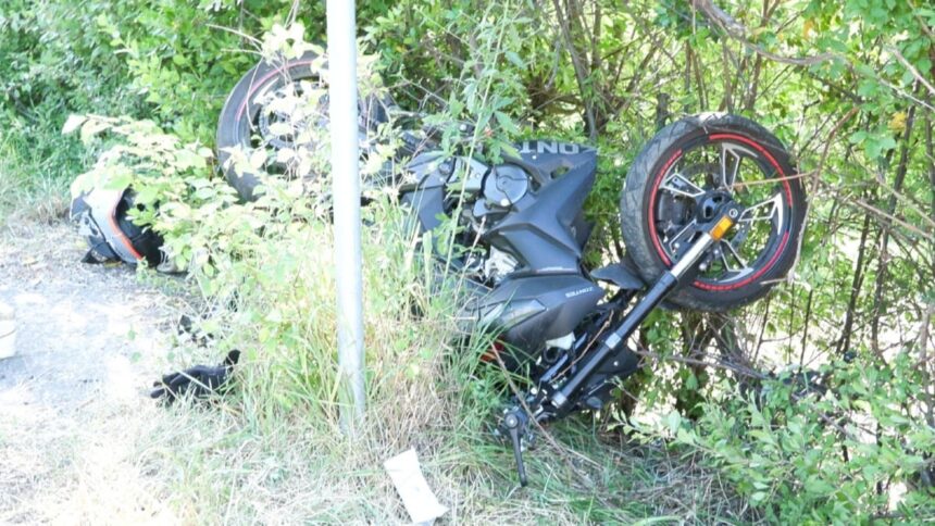 Rimini, perde il controllo dello scooter e finisce contro un palo: grave 17enne