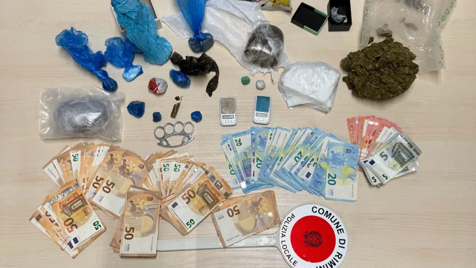30enne smistava lo spaccio a Viserba. Un arresto e 1,7 kg di droga sequestrati