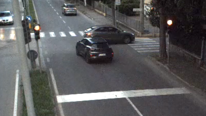 Passa con il rosso a tutta velocità: tragedia sfiorata a Rimini