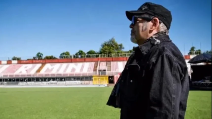 Vasco Rossi davanti al palco del Neri. ‘Non vedo l’ora che cominci’