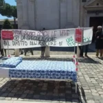 Un letto in strada per l’emergenza casa. Un presidio per il diritto all’abitare
