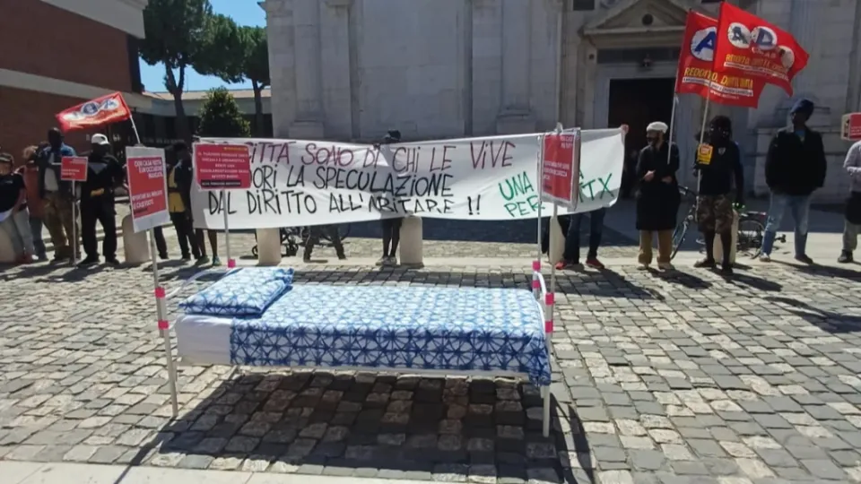 Un letto in strada per l’emergenza casa. Un presidio per il diritto all’abitare
