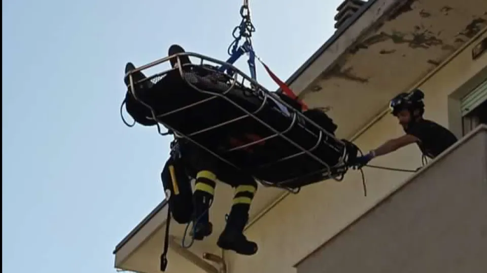 Servono accertamenti urgenti in ospedale, il supporto dei Vigili del Fuoco
