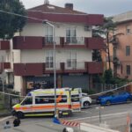 97enne trovata ferita ai piedi della palazzina: ipotesi caduta dal balcone