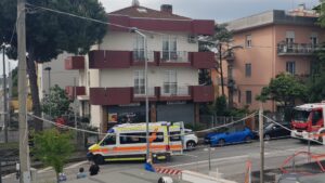 97enne trovata ferita ai piedi della palazzina: ipotesi caduta dal balcone