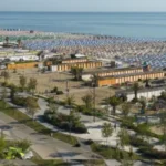 Turismo in chiaroscuro, lavoro precario, boom affitti brevi. L’analisi CGIL