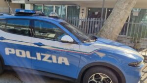 Tenta furto al minimarket e aggredisce personale e poliziotti: arrestato