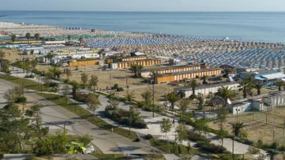 Turismo in chiaroscuro, lavoro precario, boom affitti brevi. L’analisi CGIL