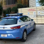 Ruba il telefono a una coppia di turisti e poi chiede riscatto. Arrestato