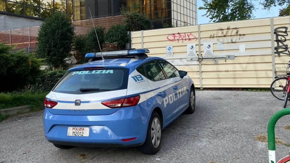 Ruba il telefono a una coppia di turisti e poi chiede riscatto. Arrestato