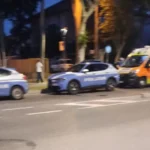 Anziano seduto in mezzo alla strada rischia di essere investito. Soccorso